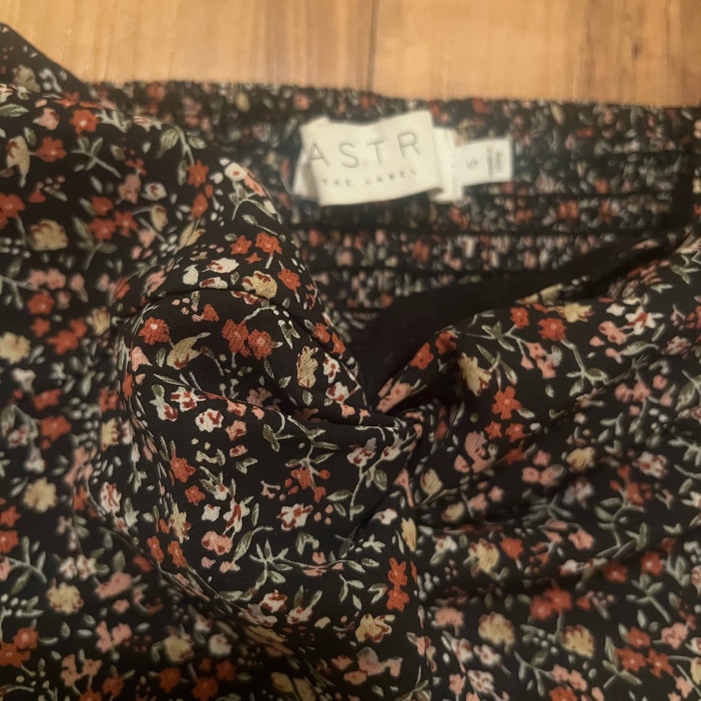 ASTR THE LABEL Black Floral Long Sleeve V-Neck Midi Dress - Picture 2 of 3